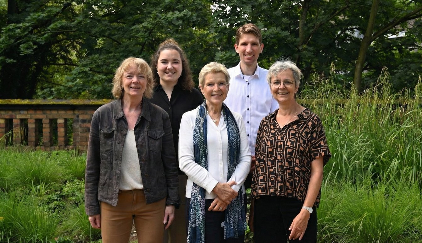 Gruppenfoto Praxisteam, von links nach rechts: Silvia Reichling, Elena Demuth, Susanne Mortier-Grieger, Lars Flügge, Annegret Agnes