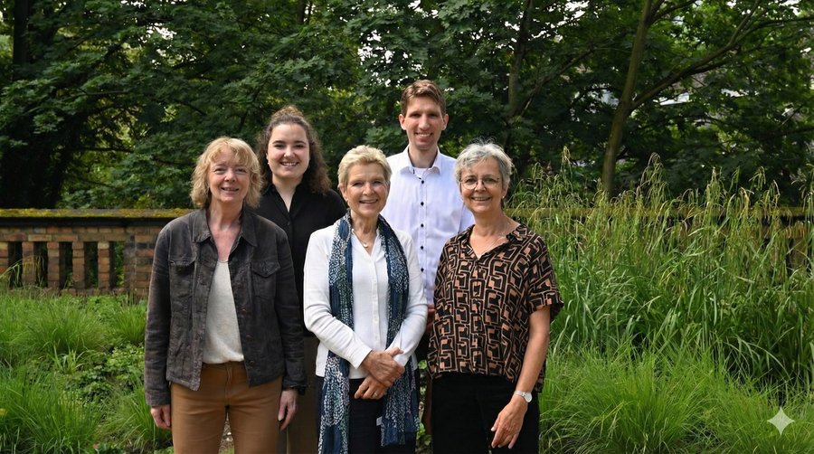 Gruppenfoto Praxisteam, von links nach rechts: Silvia Reichling, Elena Demuth, Susanne Mortier-Grieger, Lars Flügge, Annegret Agnes